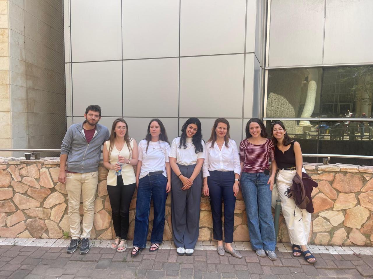 "המטרה היא לעזור לאנשים להבין את מה שהם עוברים". פרופ' אילנית חסון-אוחיון עם קבוצת סטודנטים שעובדת איתה