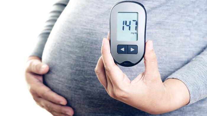 pregnant woman with sugar count device